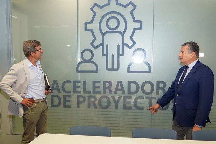 Archivo - El consejero de la Presidencia, Antonio Sanz (d), acompañado por el consejero de Industria, Energía y Minas, Jorge Paradela, (i) durante la visita a la Unidad Aceleradora de Proyectos (UAP).