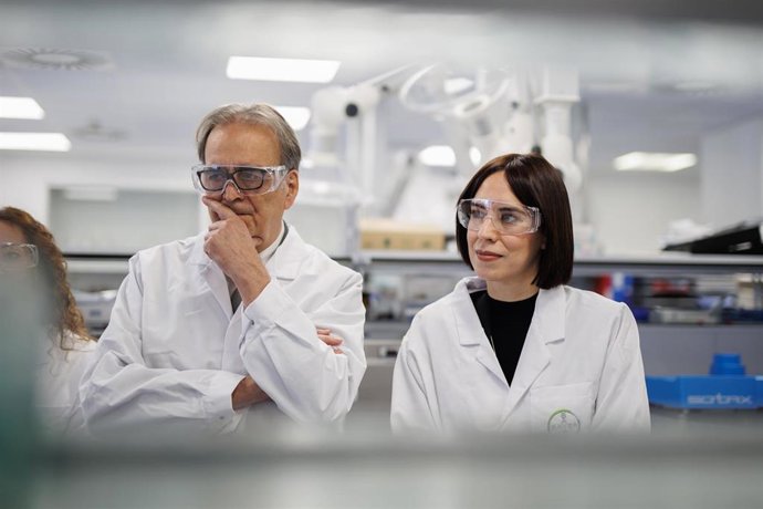El ministro de Universidades en funciones, Joan Subirats y la ministra de Ciencia e Innovación en funciones, Diana Morant, durante su visita a la empresa farmacéutica Berlimed,