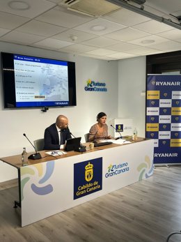 La country manager para España y Portugal, Elena Cabrera, y el consejero de Turismo del Cabildo de Gran Canaria, Carlos Álamo
