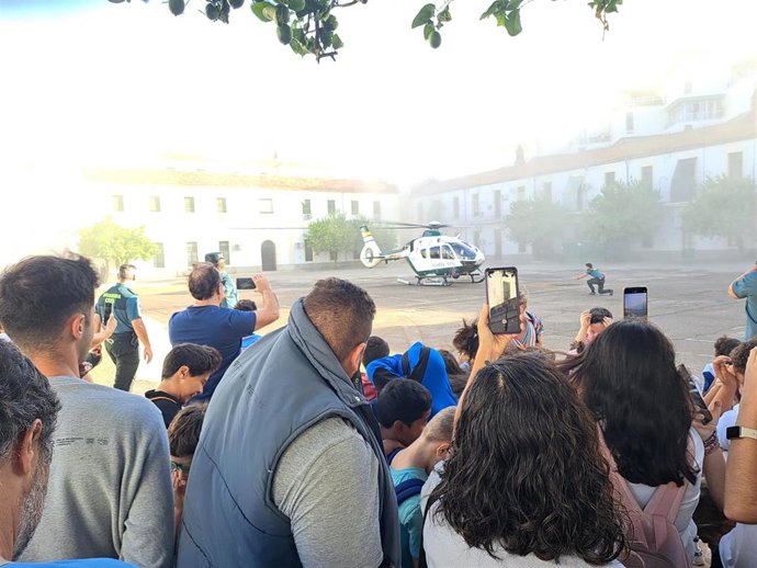 El aterrizaje del helicóptero del Servicio Aéreo de la Guardia Civil en la jornada de puertas abiertas en Córdoba.