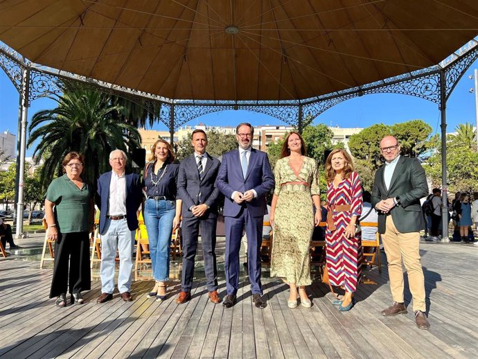 El delegado del Gobierno andaluz en Córdoba, Adolfo Molina (centro), en el acto por el Día Mundial de la Salud Mental.