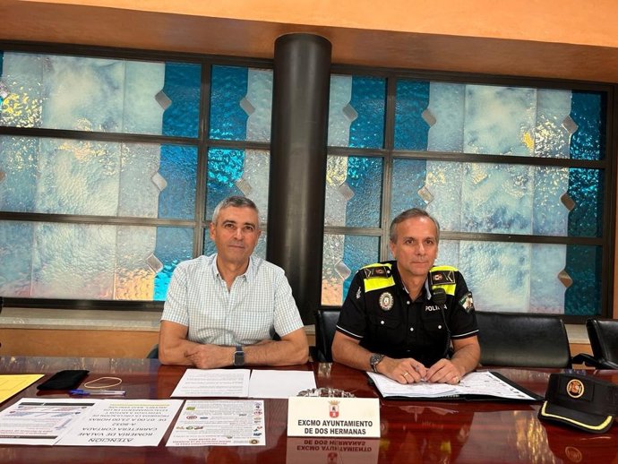 El teniente de alcalde delegado de Movilidad, Antonio Morán Sánchéz, a la izquierda de la imagen, en la presentación del plan de seguridad y movilidad con motivo de la Romería de Valme de Dos Hermanas (Sevilla).