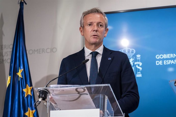 El presidente de la Xunta de Galicia, Alfonso Rueda, durante una rueda de prensa posterior a la reunión con el ministro de Industria, Comercio y Turismo en funciones, en la sede del Ministerio, a 10 de octubre de 2023, en Madrid (España). Durante la reu
