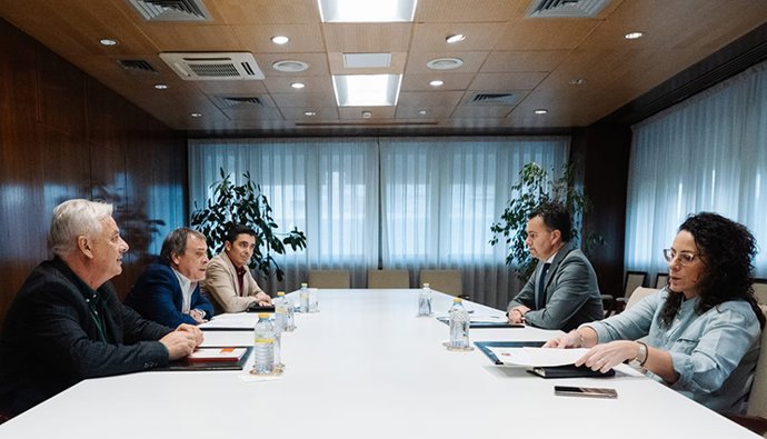 UGT-FICA traslada su preocupación ante la revolución y transformación de la industra al ministro Hécto Gómez.