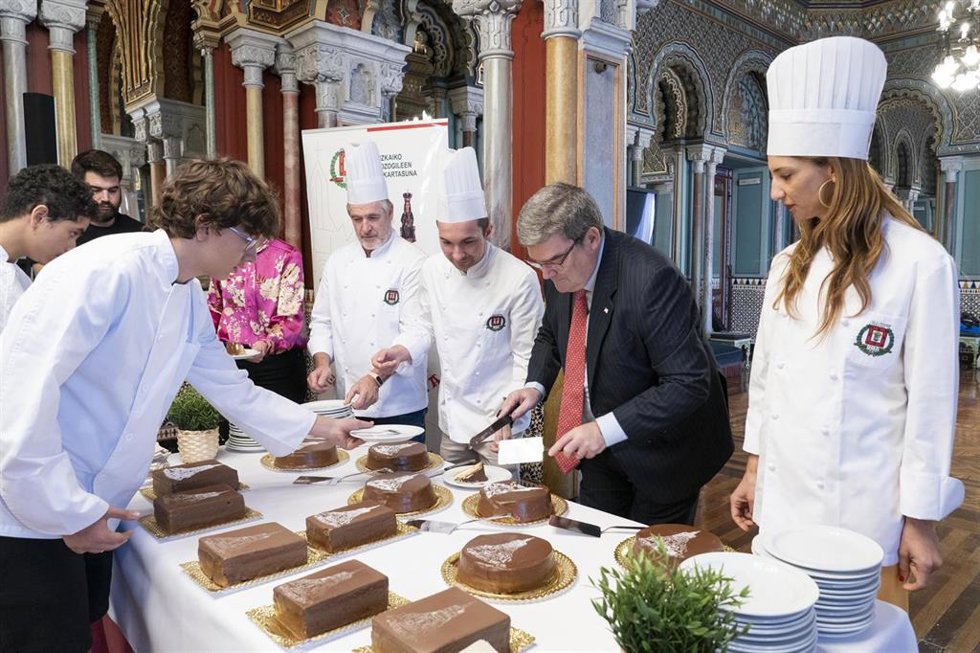 El alcalde de Bilbao, Juan Mari Aburto, corta una tarta