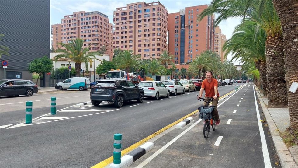 Archivo - Imagen de archivo del edil de Compromís en Valncia Giuseppe Grezzi circulando por un carril bici de la ciudad. 