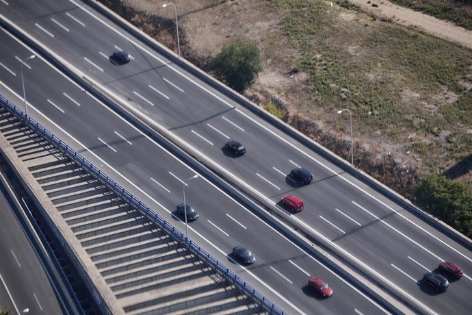 Archivo - Vista de los vehículos desde uno de los helicópteros Pegasus de la DGT utilizado durante la mañana de este miércoles para controlar el tráfico por las carreteras de la zona este de la Comunidad de Madrid, a 28 de julio de 2021, en la Base DGT 