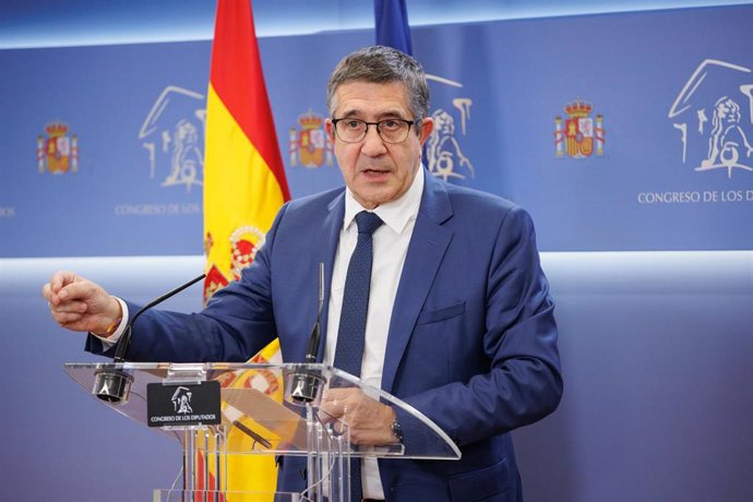 El portavoz del PSOE en el Congreso, Patxi López, comparece en una rueda de prensa tras la reunión entre el secretario general del PSOE y presidente del Gobierno en funciones, Pedro Sánchez, y el líder del Partido Popular, Alberto Núñez Feijóo.