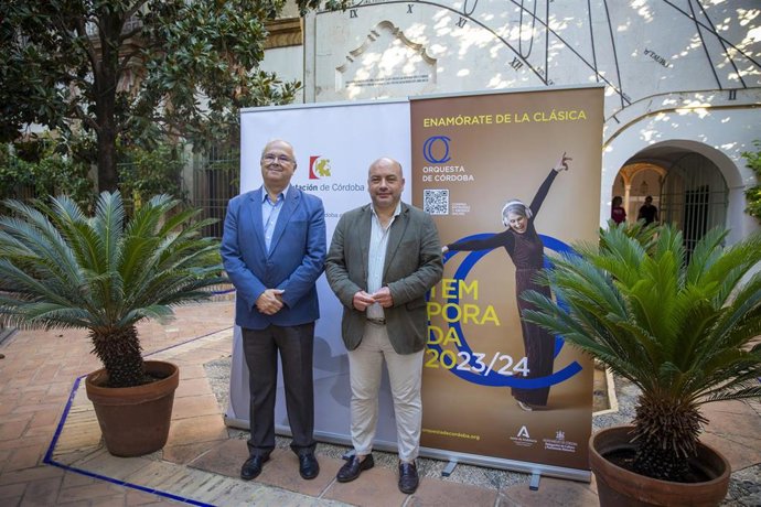 El delegado de Cultura de la Diputación de Córdoba, Gabriel Duque (dcha.), en la presentación de la nueva edición de 'Conciertos didácticos'.