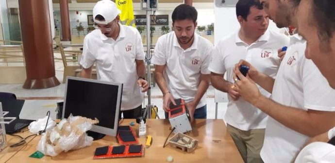 Estudiantes de la Universidad de Sevilla que han participado en el proyecto que ha logrado lanzar con éxito un pseudosatélite al borde del espacio.