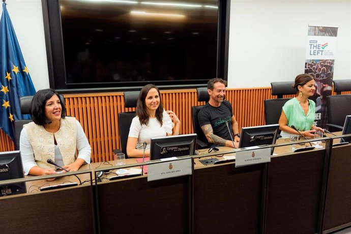 La secretaria general de Podemos y ministra de Derechos Sociales y Agenda 2030 en funciones, Ione Belarra (2i), junto al Secretario de Organización de IU, Ismael González (2d), durante el acto de bienvenida a las jornadas Study Days, en el Congreso de l