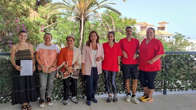 La consejera delegada del IASS, Águeda Fumero, junto a la directiva de Atelsam