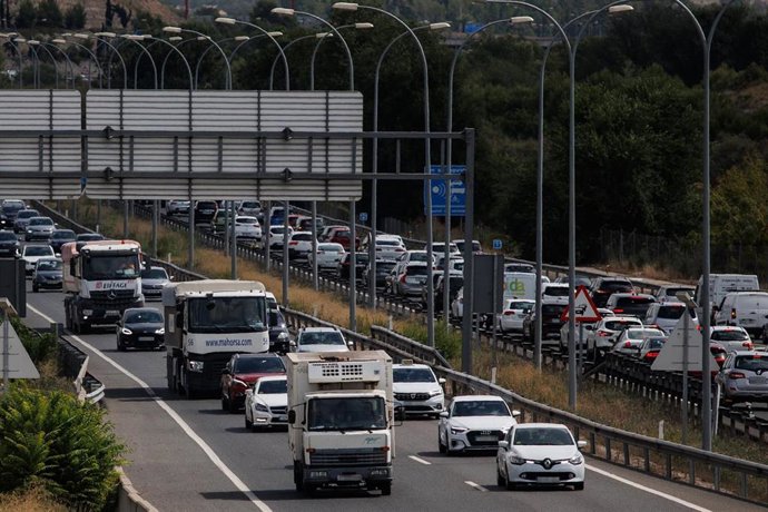 Archivo - Atasco en la autovía A-3, a 1 de septiembre de 2023, en Madrid (España). La DGT prevé, desde el pasado jueves 31 de agosto y hasta el próximo domingo 3 de septiembre, más de 1,15 millones de desplazamientos en las carreteras de la Comunidad de