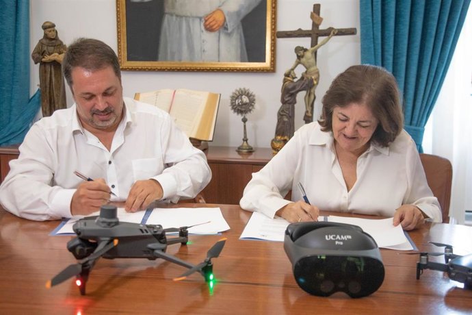 María Dolores García, presidenta de la UCAM, y Joaquín M. Polo, director general de DJI Agriculture Spain, firman el acuerdo de colaboración