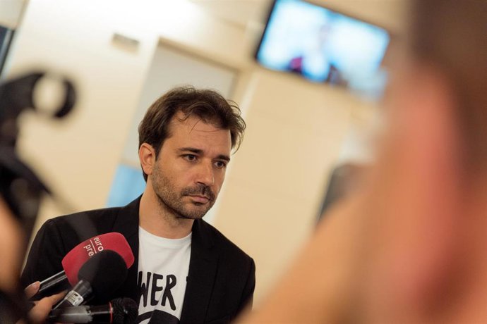 El portavoz de Podemos Javier Sánchez Serna, ofrece declaraciones a los medios durante el acto de bienvenida a las jornadas Study Days, en el Congreso de los Diputados, a 10 de octubre de 2023, en Madrid (España). 