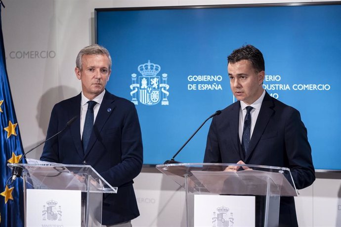 O presidente da Xunta de Galicia, Alfonso Rueda (i) e o ministro de Industria, Comercio e Turismo en funcións, Héctor Gómez (d), durante unha rolda de prensa, na sede do Ministerio, a 10 de outubro de 2023, en Madrid (España). Durante a reunión 