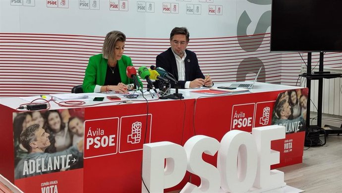 Eva Arias, portavoz municipal del PSOE en el Ayuntamiento; Fernando Contreras, concejal PSOE.