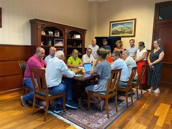 Reunión con los miembros del Ayuntamiento de Santa Úrsula y colectivos del municipio implicados en las fiestas patronales.