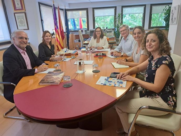 Representantes de la Conselleria de Salud y del Colegio Oficial de Veterinarios de Baleares durante la reunión.