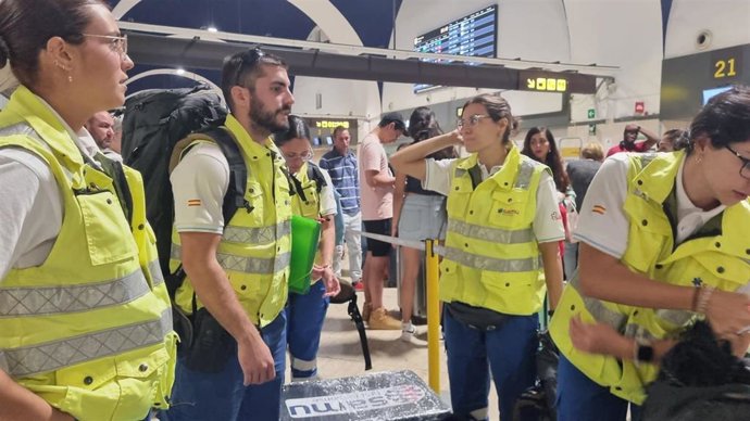 Equipo de sanitarios de Fundación SAMU, en el aeropuerto de Sevilla, antes de partir hacia El Hierro para atender a los miles de migrantes que están llegando a la isla en cayucos.