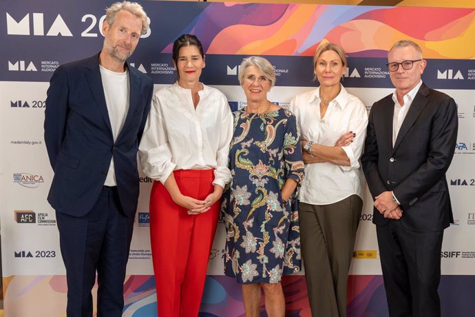 Symbolic signing of the New8 contract at MIA in Rome: Hans-Jrgen Osnes (NRK), Elly Vervloet (VRT), Dr. Simone Emmelius (ZDF), Anna Cronemann (SVT), and host Jon Ola Sand at the launch of New8 in Rome