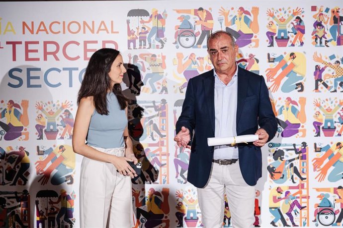 La ministra de Derechos Sociales y Agenda 2030 en funciones, Ione Belarra, y el presidente de la Plataforma del Tercer Sector (PTS), Luciano Poyato, durante la inauguración del acto conmemorativo por el Día del Tercer Sector de Acción Social.