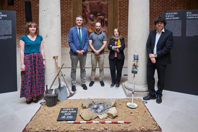 Ignacio Apezteguía, director general de Cultura - Institución Príncipe de Viana, y Susana Irigaray, directora del Servicio de Museos, durante la presentación de la exposición