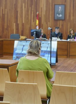 La acusada, en el banquillo de la sección quinta de la Audiencia Provincial de Pontevedra.