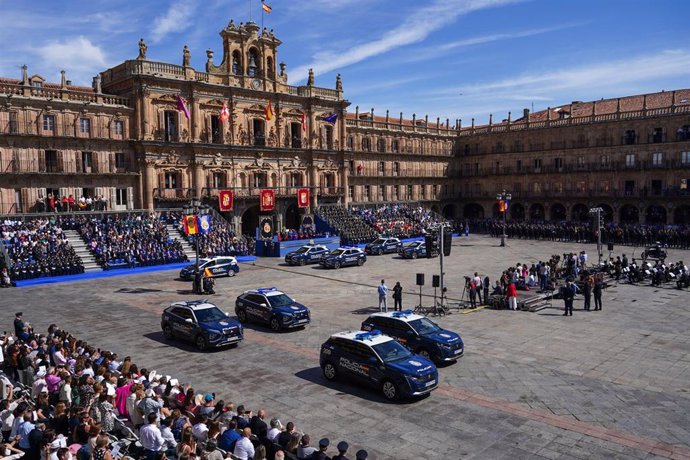 Desfile reciente de la Policía Nacional en la Plaza Mayor de Salamanca, donde se rodará parte del filme