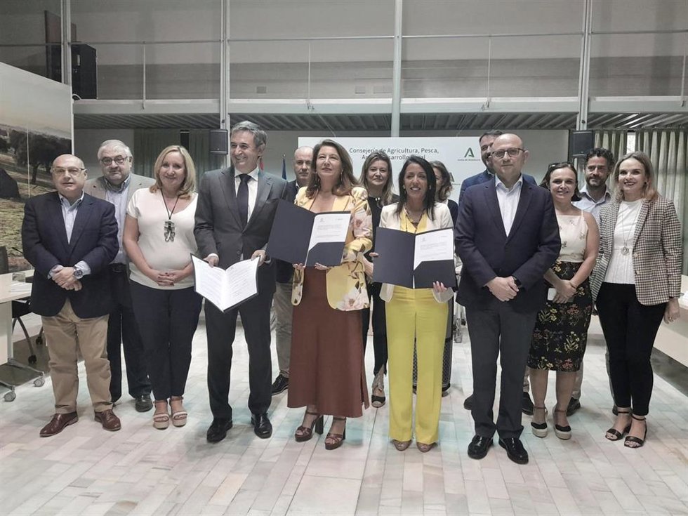 Foto de familia de la firma del convenio Ifapa-Endesa.