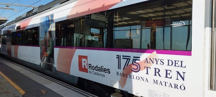 Tren Civia con la imagen y logotipo de la conmemoración del 175 aniversario del primer trayecto entre Barcelona y Mataró (Barcelona).