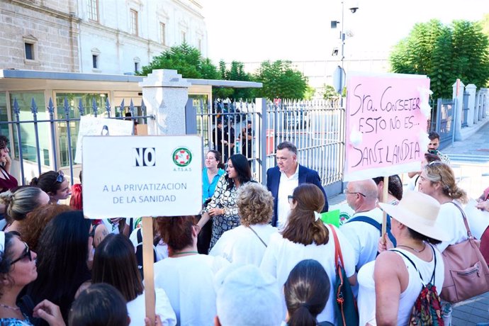Protestas de la Agrupación de Trabajadores del Servicio Andaluz de Salud (Atsas) ante el Parlamento