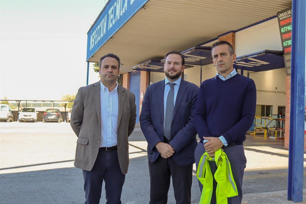 El delegado territorial de Industria, Energía y Minas, Hacienda y Fondos Europeos, Agustín López (centro), en su visita a la ITV de Lucena.