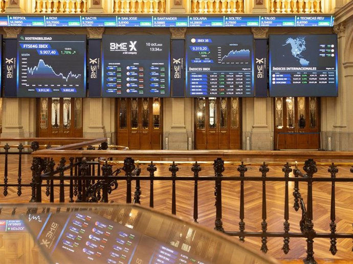 Paneles de valores del Ibex 35 en el Palacio de la Bolsa de Madrid, a 10 de octubre de 2023, en Madrid (España). 