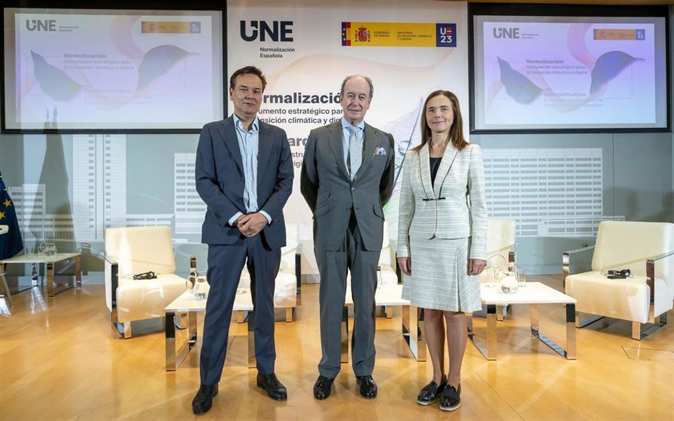 El secretario general de Industria y de la Pyme del Ministerio de Industria, Francisco Antonio Blanco, ;el presidente de UNE, Alfredo Berges,  y la directora general adjunta de Mercado Interior, Industria de la Comisión Europea, Maive Rute,.