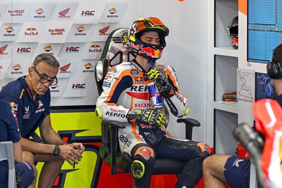 El piloto español Joan Mir en el box durante el Gran Premio de la India 2023