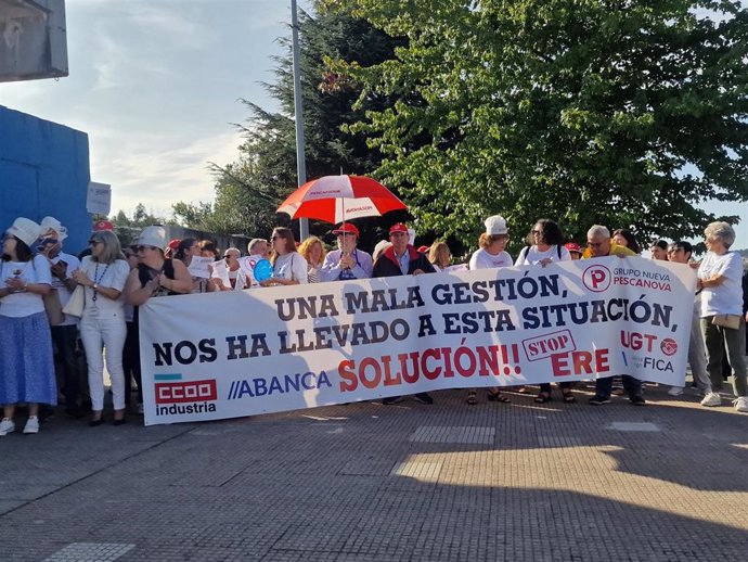 Concentración de trabajadores de Pescanova, a las puertas del Ifevi, con motivo de Conxemar, para protestar contra el ERE planteado por la empresa, que prevé 82 despidos.