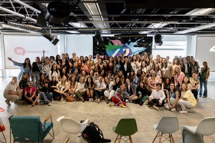 Mujeres asistentes a la iniciativa de la Fundación Telefónica y Womenalia que promueve el talento femenino STEAM, en 42 Madrid.