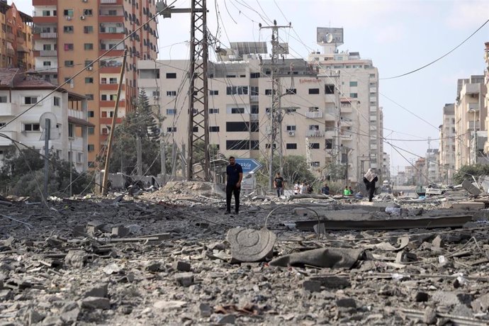 Gente camina entre los escombros en la Franja de Gaza