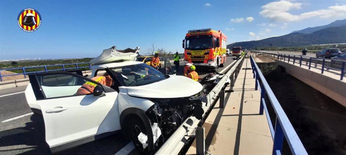 Rescatan a una mujer atrapada en un coche tras una colisión múltiple en la AP-7 en Llaurí (Valencia)