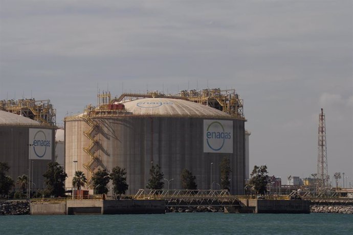 Archivo - Vista exterior de la planta regasificadora de Enagás en el Puerto de Barcelona.