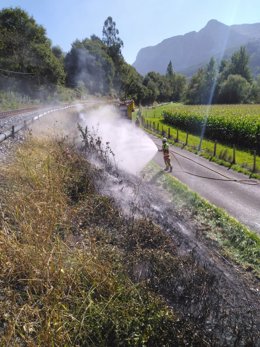 Bomberos de Cantabria sofocan un incendio junto a las vías del tren en Gibaja, en Ramales de la Victoria.