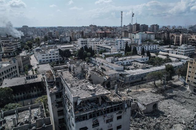 Vista aérea de edificios dañados por los ataques israelíes en la Franja de Gaza