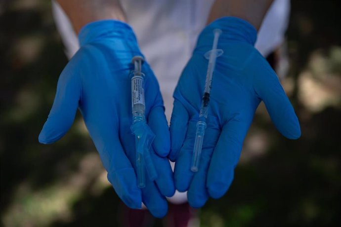 Una sanitaria muestra las jeringas durante el inicio de la campaña de vacunación