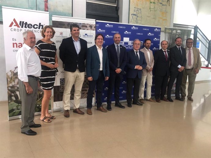 Responsables de Alltech Crop Science Iberia, de la Cooperativa Olivarera de Los Pedroches y de CECO, tras la firma del acuerdo.
