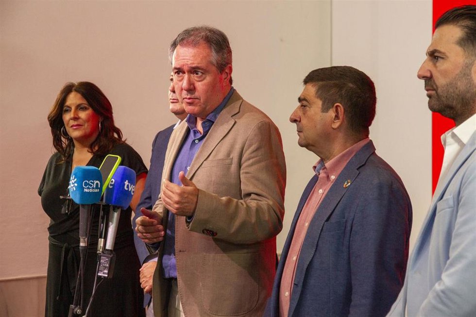 El secretario general del PSOE-A, Juan Espadas, en una atención a medios en Sevilla. (Foto de archivo).