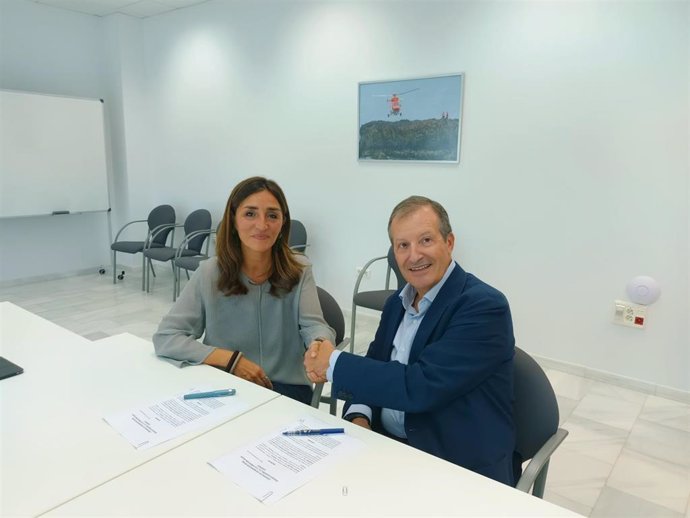 El presidente de Pegasus Aero Group, Antonio Fornieles, y la directora general de la Fundación Felipe González, Rocío Martínez-Sampere, se saludan tras la firma del acuerdo.