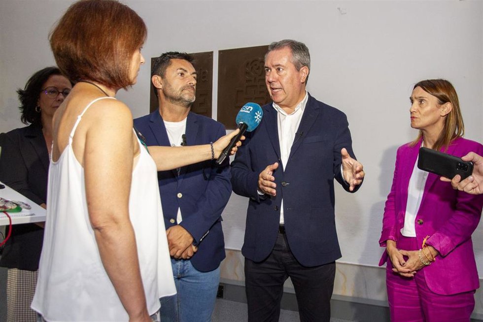 El secretario general del PSOE-A, Juan Espadas, atiende a los medios junto al presidente de UPTA, Eduardo Abad.
