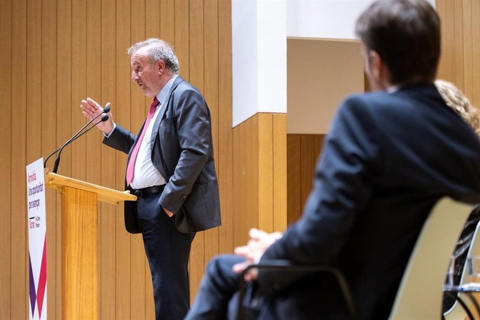 El catedrático de Derecho Penal de la Universidad de Castilla-La Mancha y uno de los autores del dictamen de Sumar sobre el encaje de la amnistía en el marco constitucional, Nicolás García Rivas, presenta el documento en Barcelona junto a Jaume Asens.