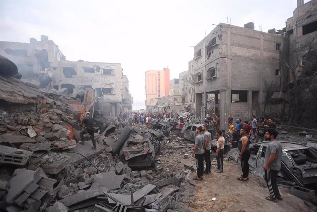 Edificios destruidos en la ciudad de Gaza tras una oleada de ataques de Israel en respuesta a la ofensiva del Movimiento de Resistencia Islámica (Hamás)